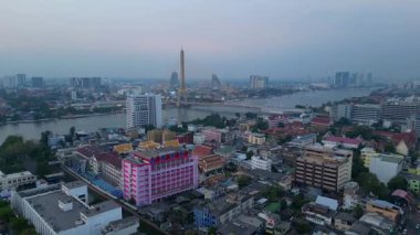 Rama VIII Köprüsü 'nün ve Chao Phraya Nehri' nin hava manzarası. Alacakaranlıkta Bangkok 'un aydınlatılmış şehir manzarası. hız rampası hiper hareket zaman aşımı 