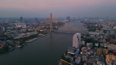 Rama VIII Köprüsü 'nün ve Chao Phraya Nehri' nin hava manzarası. Alacakaranlıkta Bangkok 'un aydınlatılmış şehir manzarası. hız rampası hiper hareket zaman aşımı 