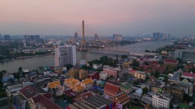 Rama VIII Köprüsü 'nün ve Chao Phraya Nehri' nin hava manzarası. Alacakaranlıkta Bangkok 'un aydınlatılmış şehir manzarası. hız rampası hiper hareket zaman aşımı 