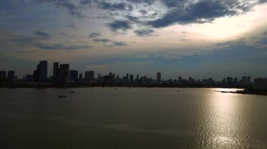 Kamboçya 'daki Phnom Penh ufuk çizgisi yakınlarındaki Mekong Nehri' nde kargo gemisi hareket ediyor. panorama genel görünüm dronu 