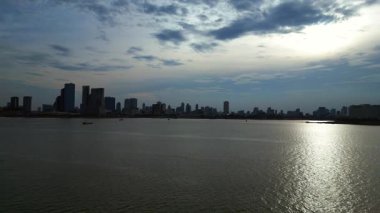 Kamboçya 'daki Phnom Penh ufuk çizgisi yakınlarındaki Mekong Nehri' nde kargo gemisi hareket ediyor. İticileri ileri çalıştır 