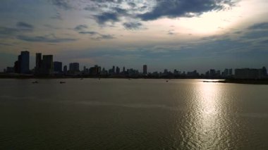 Kamboçya 'daki Phnom Penh ufuk çizgisi yakınlarındaki Mekong Nehri' nde kargo gemisi hareket ediyor. Ters İHA uçuşu 