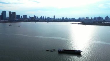 Kamboçya 'daki Phnom Penh ufuk çizgisi yakınlarındaki Mekong Nehri' nde kargo gemisi hareket ediyor. uçuş üstü insansız hava aracı 