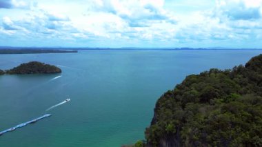 Tayland, Krabi 'deki verimli tropikal orman bitkisine bakan bir uçurumdan Railay sahilinin nefes kesici manzarası. Sağ drona döndür 