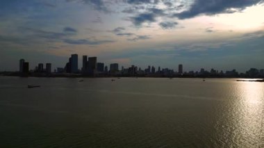 Kamboçya 'daki Phnom Penh ufuk çizgisi yakınlarındaki Mekong Nehri' nde kargo gemisi hareket ediyor. panorama genel görünüm dronu 