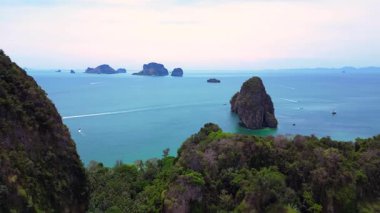 Tayland, Krabi 'deki verimli tropikal orman bitkisine bakan bir uçurumdan Railay sahilinin nefes kesici manzarası. panorama genel görünüm dronu 