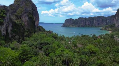 Tayland, Krabi 'deki verimli tropikal orman bitkisine bakan bir uçurumdan Railay sahilinin nefes kesici manzarası. Ters İHA uçuşu 