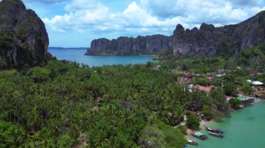 Tayland, Krabi 'deki verimli tropikal orman bitkisine bakan bir uçurumdan Railay sahilinin nefes kesici manzarası. panorama genel görünüm dronu 
