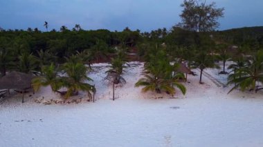 Gün batımında Kamboçya 'nın Koh Rong adasındaki beyaz Sok San Sahili' ne düşen turkuaz dalgaların hava görüntüsü. doly sağ drone 