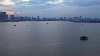 Rengarenk stilt evlerin ve Phnom Penh siluetinin havadan görünüşü akşamları Mekong Nehri 'ni yansıtıyor. statik üç ayaklı insansız hava aracı 