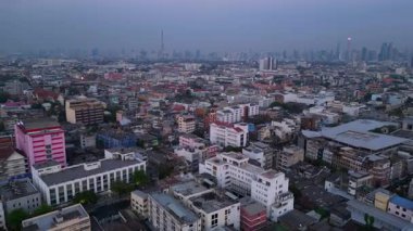 Bangkok üzerinde turuncu gün batımı çatıları ve binaları aydınlatıyor. hız rampası hiper hareket zaman aşımı 
