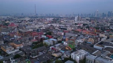 Bangkok üzerinde turuncu gün batımı çatıları ve binaları aydınlatıyor. hız rampası hiper hareket zaman aşımı 