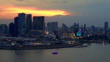 Phnom Penh 'in modern binaları, turuncu bulutlarla Mekong Nehri' nde günbatımını yansıtıyor. hız rampası hiper hareket zaman aşımı 