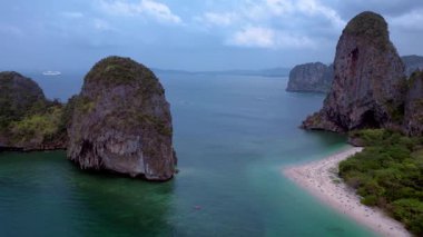 Tayland, Krabi 'deki turkuaz suları ve kireçtaşı kayalıklarıyla Rai Leh Sahili ve Ao Phra Nang Sahili' nin havadan görüntüsü. Sol İHA 'ya dön 