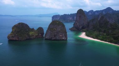 Tayland, Krabi 'deki turkuaz suları ve kireçtaşı kayalıklarıyla Rai Leh Sahili ve Ao Phra Nang Sahili' nin havadan görüntüsü. hız rampası hiper hareket zaman aşımı 