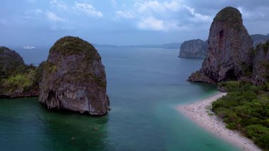 Tayland, Krabi 'deki turkuaz suları ve kireçtaşı kayalıklarıyla Rai Leh Sahili ve Ao Phra Nang Sahili' nin havadan görüntüsü. statik üç ayaklı insansız hava aracı 