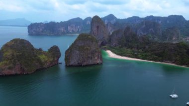 Tayland, Krabi 'deki turkuaz suları ve kireçtaşı kayalıklarıyla Rai Leh Sahili ve Ao Phra Nang Sahili' nin havadan görüntüsü. hız rampası hiper hareket zaman aşımı 