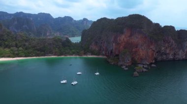 Tayland, Krabi 'deki turkuaz suları ve kireçtaşı kayalıklarıyla Rai Leh Sahili ve Ao Phra Nang Sahili' nin havadan görüntüsü. panorama genel görünüm dronu 