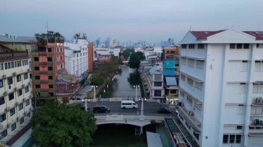 Bangkok 'un eski kenti Tayland' da gün batımında kanallar ve renkli binalar. hız rampası hiper hareket zaman aşımı 