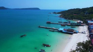 Kristal berrak turkuaz suları, beyaz kumlu plajı ve kıyı şeridi boyunca uzanan canlı bir balıkçı köyü olan Koh Rong adası. hız rampası hiper hareket zaman aşımı 