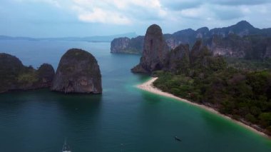 Tayland, Krabi 'deki turkuaz suları ve kireçtaşı kayalıklarıyla Rai Leh Sahili ve Ao Phra Nang Sahili' nin havadan görüntüsü. panorama yörünge dronu 