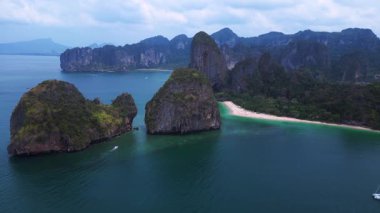 Tayland, Krabi 'deki turkuaz suları ve kireçtaşı kayalıklarıyla Rai Leh Sahili ve Ao Phra Nang Sahili' nin havadan görüntüsü. statik üç ayaklı insansız hava aracı 