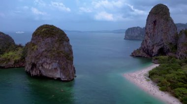 Tayland, Krabi 'deki turkuaz suları ve kireçtaşı kayalıklarıyla Rai Leh Sahili ve Ao Phra Nang Sahili' nin havadan görüntüsü. uçuş üstü insansız hava aracı 
