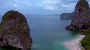 Tayland, Krabi 'deki turkuaz suları ve kireçtaşı kayalıklarıyla Rai Leh Sahili ve Ao Phra Nang Sahili' nin havadan görüntüsü. Ters İHA uçuşu 