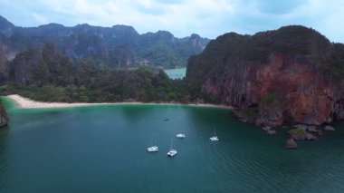 Tayland, Krabi 'deki turkuaz suları ve kireçtaşı kayalıklarıyla Rai Leh Sahili ve Ao Phra Nang Sahili' nin havadan görüntüsü. Sol İHA 'ya dön 