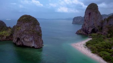 Tayland, Krabi 'deki turkuaz suları ve kireçtaşı kayalıklarıyla Rai Leh Sahili ve Ao Phra Nang Sahili' nin havadan görüntüsü. panorama genel görünüm dronu 