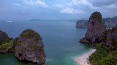 Tayland, Krabi 'deki turkuaz suları ve kireçtaşı kayalıklarıyla Rai Leh Sahili ve Ao Phra Nang Sahili' nin havadan görüntüsü. İHA alçalıyor 
