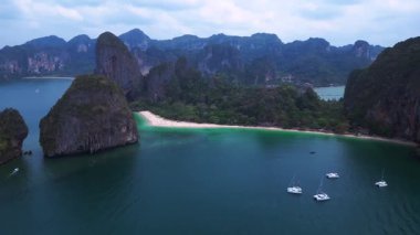 Tayland, Krabi 'deki turkuaz suları ve kireçtaşı kayalıklarıyla Rai Leh Sahili ve Ao Phra Nang Sahili' nin havadan görüntüsü. Yukarıdan insansız hava aracı görüntüleri 