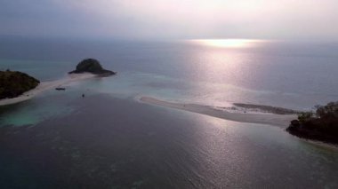 Turkuaz tropikal deniz ve sürat teknesi ile Ko Kai adasının havadan görünüşü, Krabi, Tayland. İHA 'yı çek 