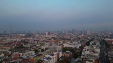 Bangkok üzerinde turuncu gün batımı çatıları ve binaları aydınlatıyor. panorama genel görünüm dronu 