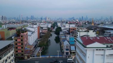 Bangkok 'un eski kenti Tayland' da gün batımında kanallar ve renkli binalar. İHA yükseliyor 