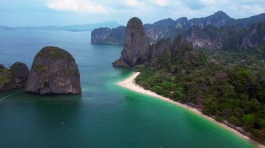 Tayland, Krabi 'deki turkuaz suları ve kireçtaşı kayalıklarıyla Rai Leh Sahili ve Ao Phra Nang Sahili' nin havadan görüntüsü. uçuş üstü insansız hava aracı 
