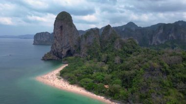 Tayland, Krabi 'deki turkuaz suları ve kireçtaşı kayalıklarıyla Rai Leh Sahili ve Ao Phra Nang Sahili' nin havadan görüntüsü. İHA alçalıyor 