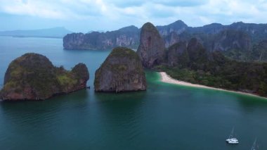 Tayland, Krabi 'deki turkuaz suları ve kireçtaşı kayalıklarıyla Rai Leh Sahili ve Ao Phra Nang Sahili' nin havadan görüntüsü. panorama yörünge dronu 