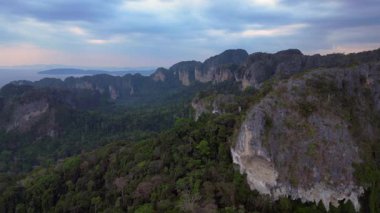 Tayland 'ın Krabi kentindeki tropikal ormandan yükselen yüksek kireçtaşı kayalıklarının havadan görünüşü. hız rampası hiper hareket zaman aşımı 