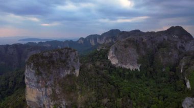 Tayland 'ın Krabi kentindeki tropikal ormandan yükselen yüksek kireçtaşı kayalıklarının havadan görünüşü. hız rampası hiper hareket zaman aşımı 