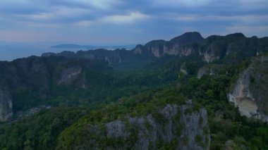 Tayland 'ın Krabi kentindeki tropikal ormandan yükselen yüksek kireçtaşı kayalıklarının havadan görünüşü. hız rampası hiper hareket zaman aşımı 