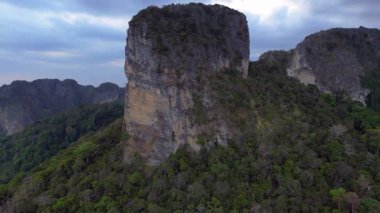 Tayland 'ın Krabi kentindeki tropikal ormandan yükselen yüksek kireçtaşı kayalıklarının havadan görünüşü. hız rampası hiper hareket zaman aşımı 