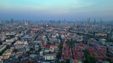 Puslu bir gündoğumunda çatıları ve gökdelenleri gösteren Bangkok kentsel hava manzarası. hız rampası hiper hareket zaman aşımı 