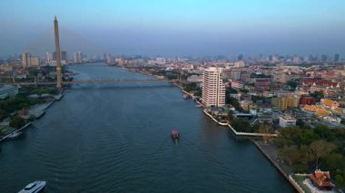 Gün batımında Chao Phraya Nehri 'nin Bangkok, Tayland' dan geçen havadan görüntüsü. Yukarıdan insansız hava aracı görüntüleri 