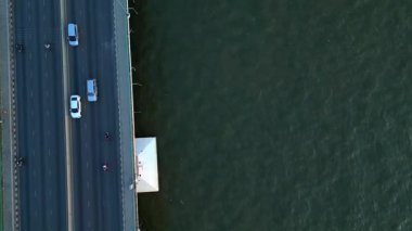 Gün batımında Chao Phraya Nehri 'nin Bangkok, Tayland' dan geçen havadan görüntüsü. dikey kuş bakışı dron 
