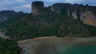 Tayland, Krabi 'de, Railay Sahili' nin havadan görünüşü ve kireçtaşı karst oluşumları. panorama genel görünüm dronu 