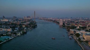 Gün batımında Chao Phraya Nehri 'nin Bangkok, Tayland' dan geçen havadan görüntüsü. uçuş üstü insansız hava aracı 