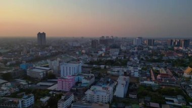 Chao Phraya Nehri, günbatımında, modern binalar ve Tayland 'da köprü ile denize açılan teknelerle. Sol İHA 'ya dön 