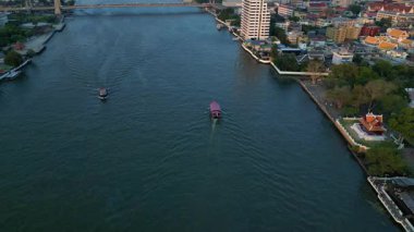 Gün batımında Chao Phraya Nehri 'nin Bangkok, Tayland' dan geçen havadan görüntüsü. Drone 'u yukarı eğ 
