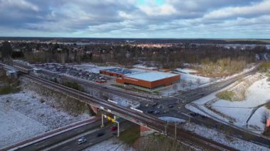 Falkensee Almanya 'sında kar ve banliyö evleriyle çevrili güneş panelleri olan kapalı yüzme havuzu. hız rampası hiper hareket zaman aşımı 